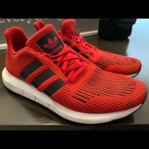 Red Adida swift run sneaker